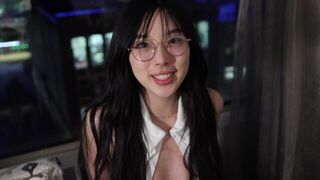 Корейская секретарша трахает босса за повышение в колготках с открытой дыркой... распутная девушка порно